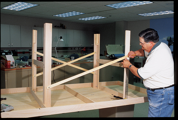 Building your own 4x8 Basic Train Table bench worktable table for model trains. Designing your own model railroading bench worktable for your model trains. Bench worktable construction for your model trains HO Scale, N Scale, O Scale, trains.